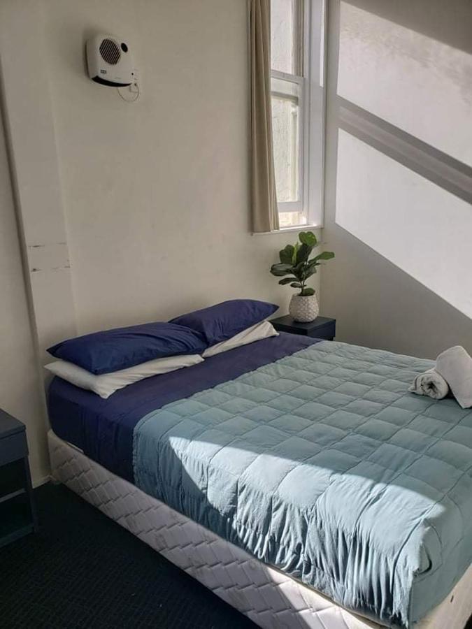 Nomads Capital Backpackers - Wellington (Adults Only) Hostel Luaran gambar A bed with a duvet