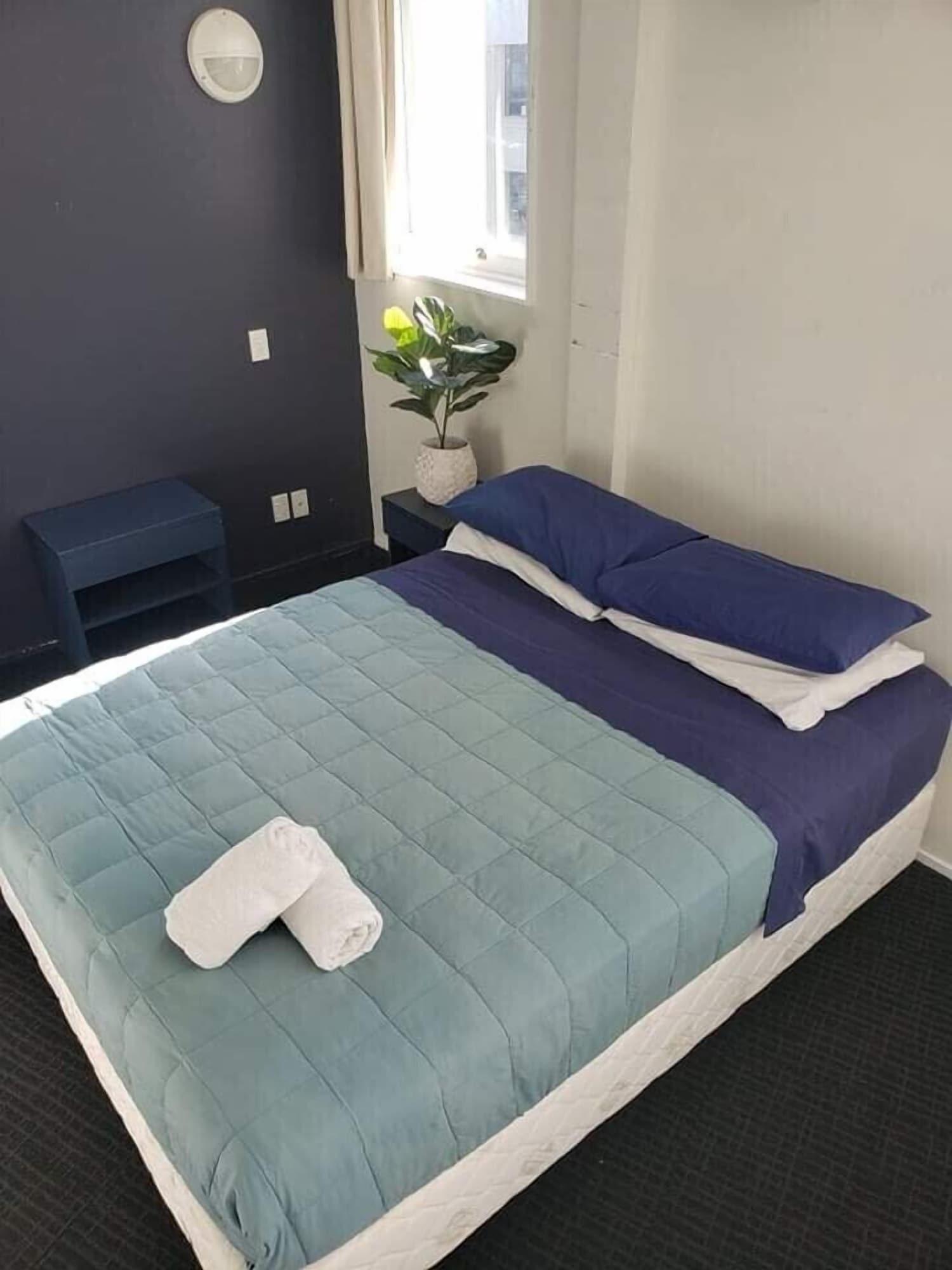 Nomads Capital Backpackers - Wellington (Adults Only) Hostel Luaran gambar A bed with a body pillow