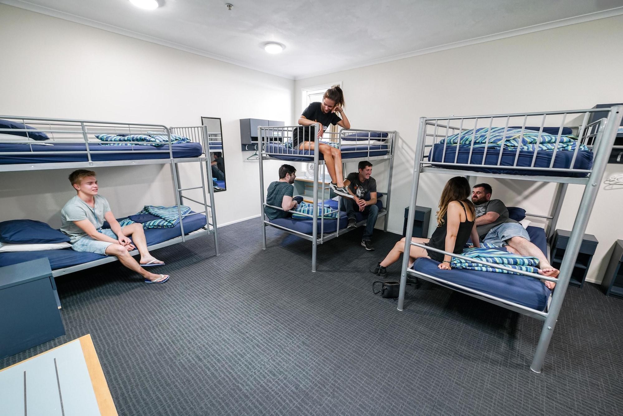 Nomads Capital Backpackers - Wellington (Adults Only) Hostel Luaran gambar A typical room at a backpacker hostel in Australia