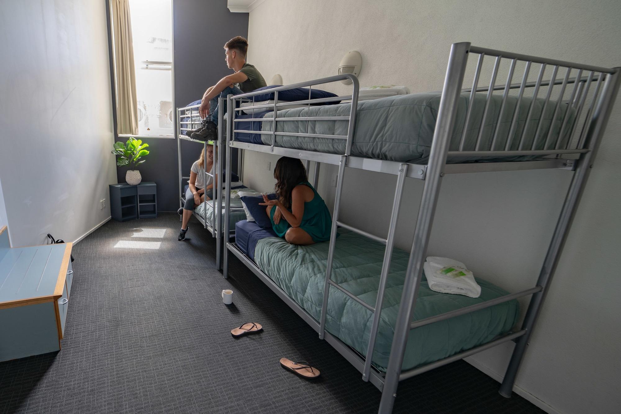 Nomads Capital Backpackers - Wellington (Adults Only) Hostel Luaran gambar Bunk beds in a hostel