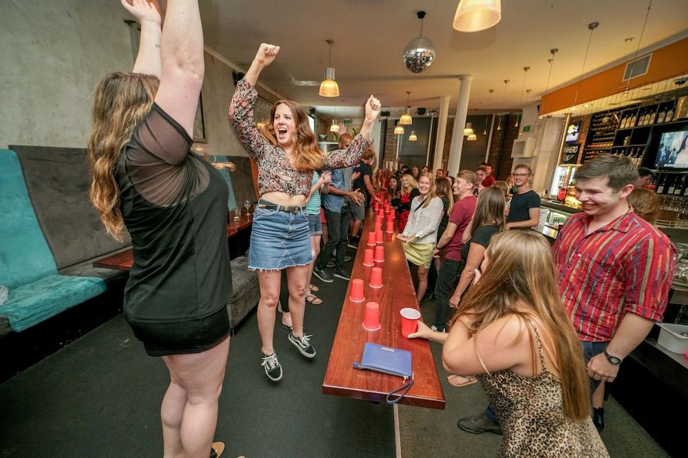 Nomads Capital Backpackers - Wellington (Adults Only) Hostel Luaran gambar A game of beer pong