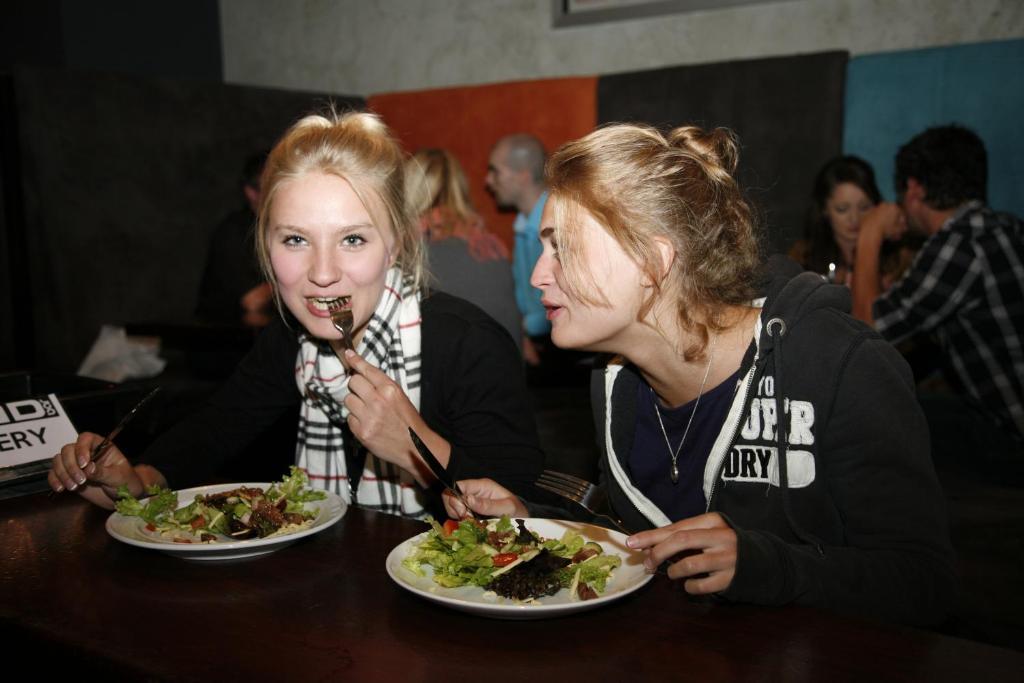 Nomads Capital Backpackers - Wellington (Adults Only) Hostel Luaran gambar Two women eating at a restaurant