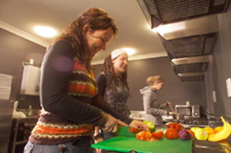 Nomads Capital Backpackers - Wellington (Adults Only) Hostel Luaran gambar Volunteers preparing food at the hostel