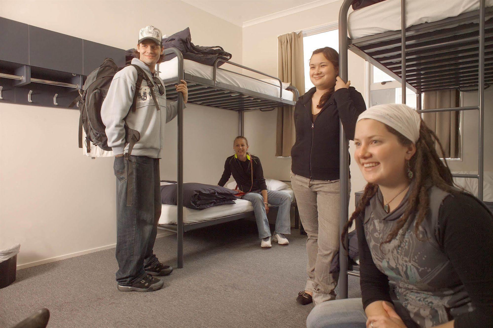 Nomads Capital Backpackers - Wellington (Adults Only) Hostel Luaran gambar A typical hostel room