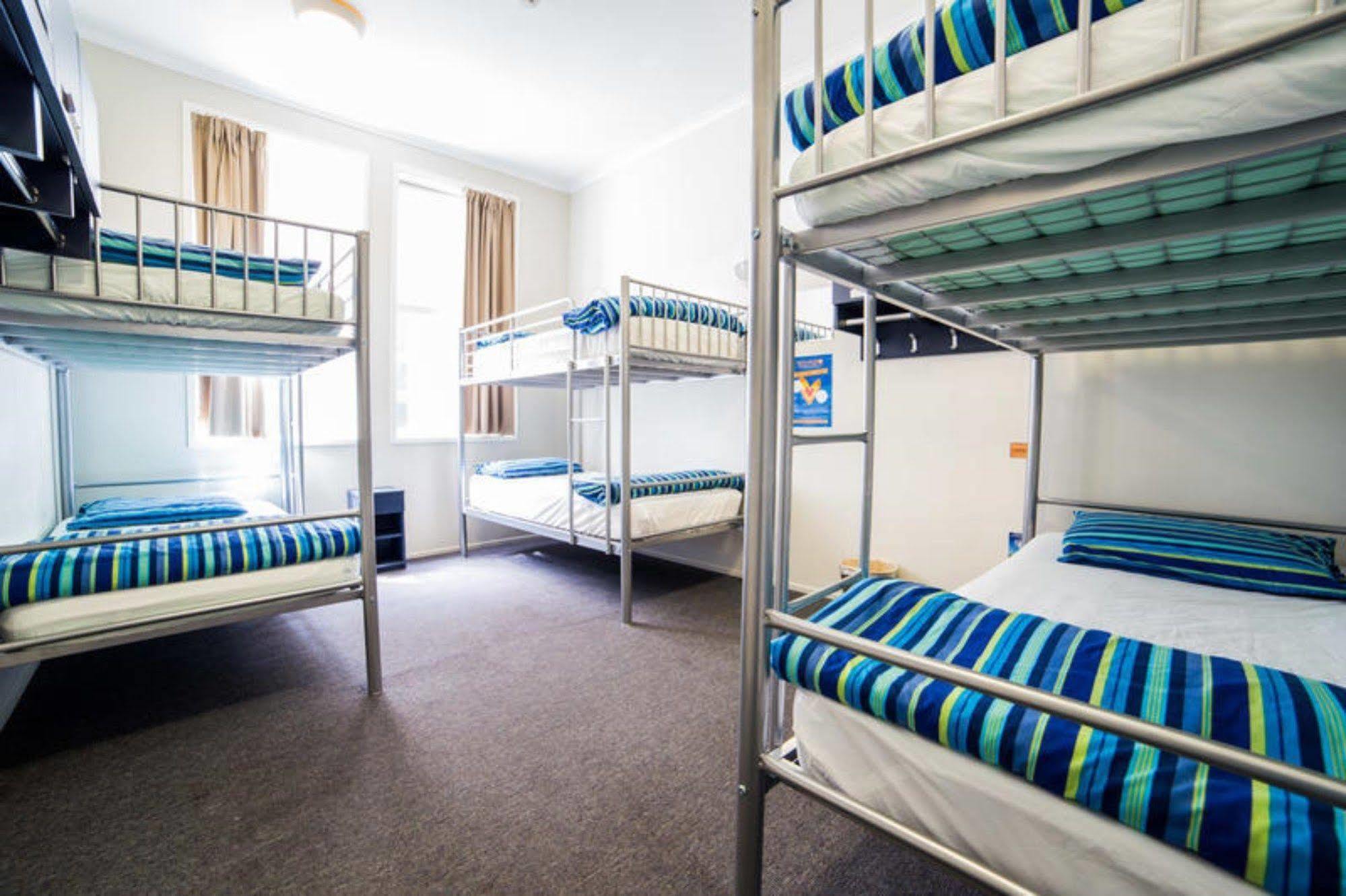 Nomads Capital Backpackers - Wellington (Adults Only) Hostel Luaran gambar A typical room at a backpacker hostel