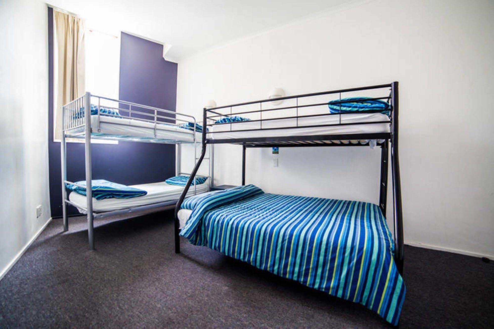 Nomads Capital Backpackers - Wellington (Adults Only) Hostel Luaran gambar A typical room at a backpacker hostel in Australia