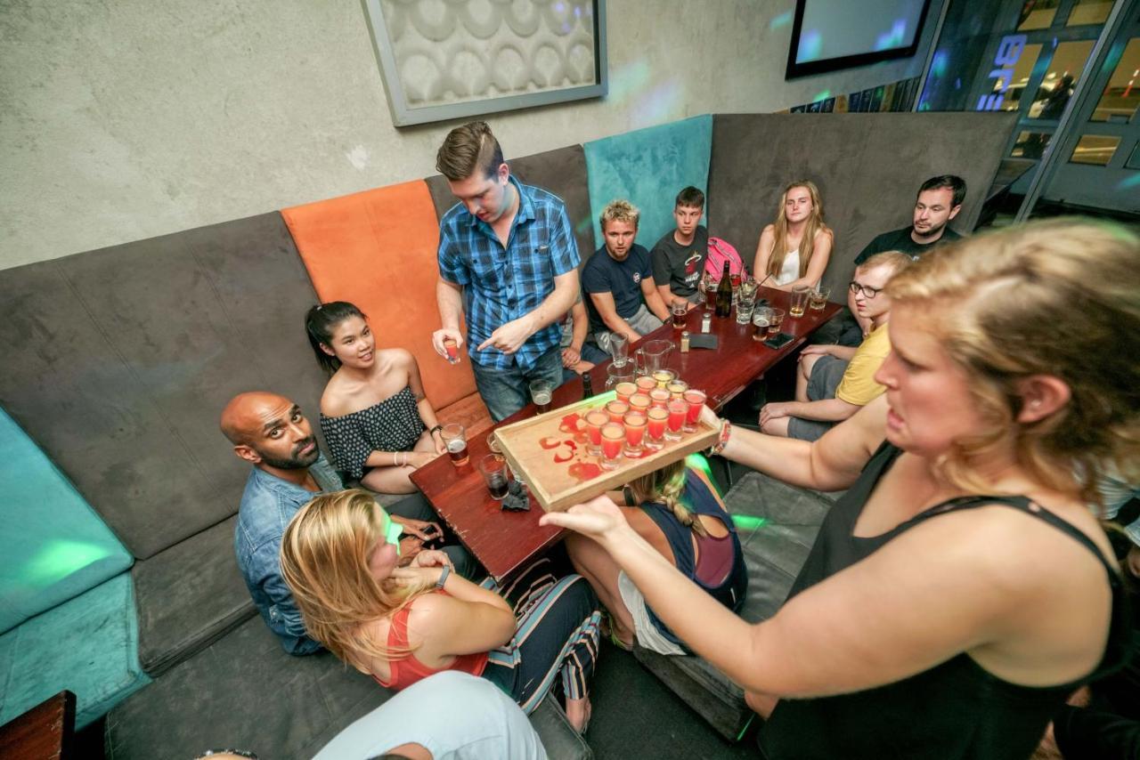 Nomads Capital Backpackers - Wellington (Adults Only) Hostel Luaran gambar A bartender serving shots