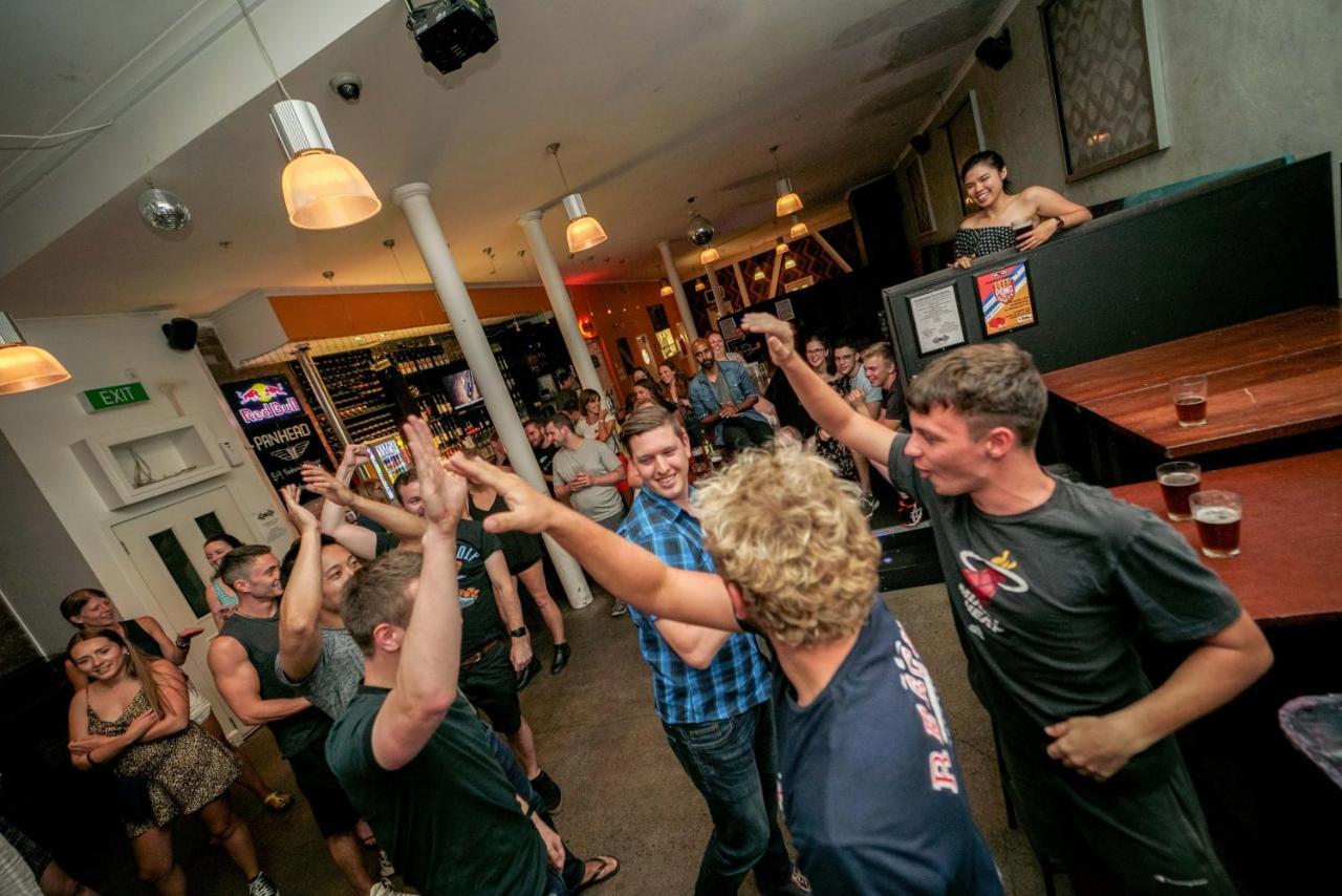 Nomads Capital Backpackers - Wellington (Adults Only) Hostel Luaran gambar The crowd at the 2011 World Cup