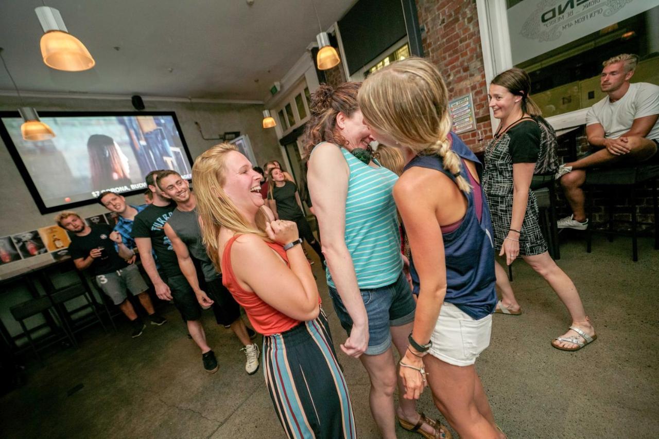 Nomads Capital Backpackers - Wellington (Adults Only) Hostel Luaran gambar Two women dancing