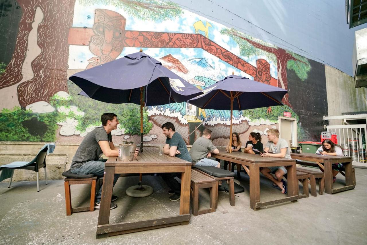 Nomads Capital Backpackers - Wellington (Adults Only) Hostel Luaran gambar The patio at the 10000 Maniacs Cafe