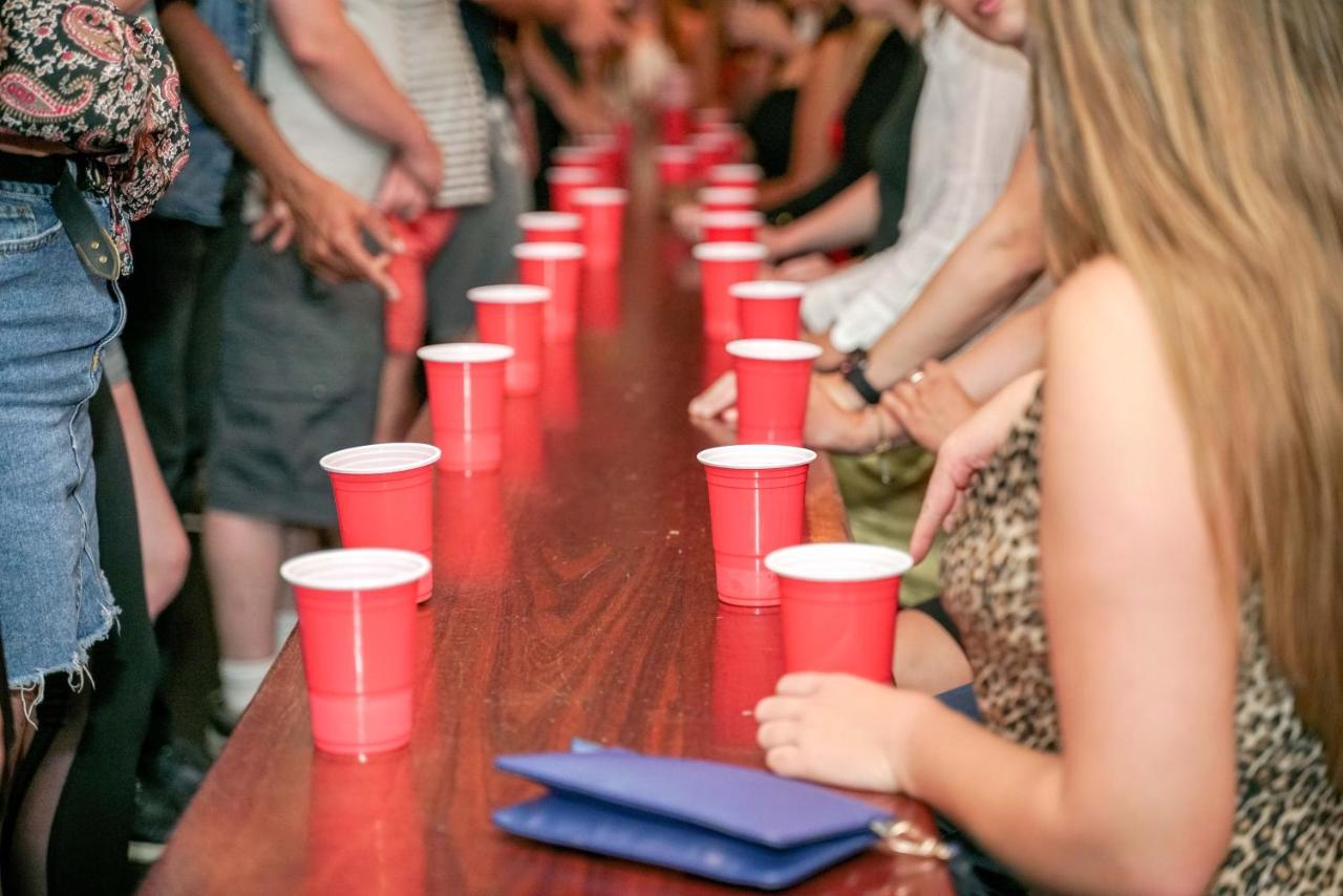 Nomads Capital Backpackers - Wellington (Adults Only) Hostel Luaran gambar A game of Beer Pong